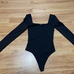 Aritzia babaton square neck bodysuit